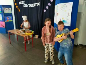 Uczniowie prezentujacy swoje talanty