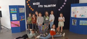 Uczniowie prezentujący swoje talenty