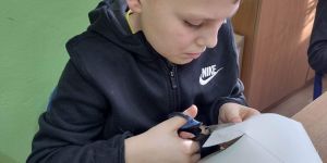 Dzieci pracujące na lekcji