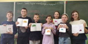 Dzieci pracujące na lekcji