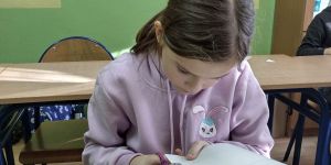 Dzieci pracujące na lekcji
