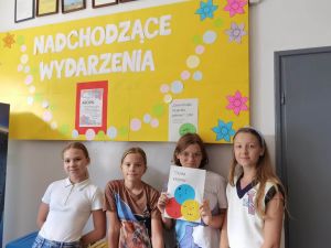 Dzieci prezentują prace zwiżane z kropką