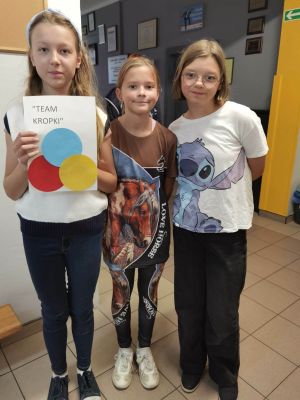 Dzieci prezentują prace związane z kropką
