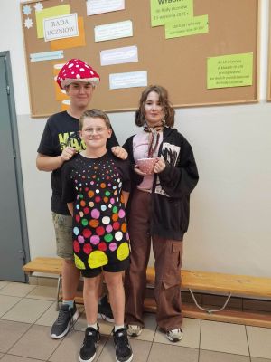 Dzieci prezentują prace związane z kropką