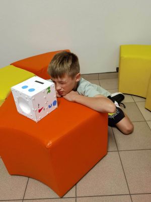 Dzieci prezentują prace związane z kropką