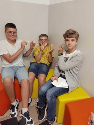 Dzieci prezentują prace związane z kropką