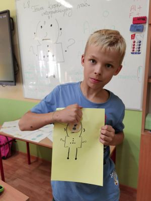 Dzieci prezentują prace związane z kropką