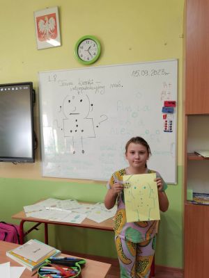 Dzieci prezentują prace związane z kropką