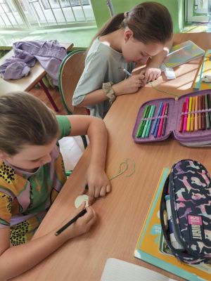 Dzieci prezentują prace związane z kropką