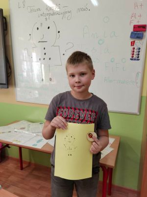Dzieci prezentują prace związane z kropką
