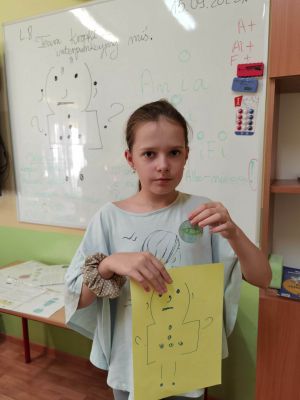 Dzieci prezentują prace związane z kropką