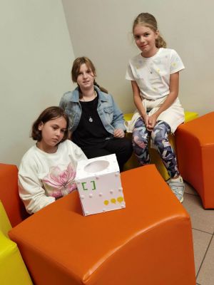 Dzieci prezentują prace związane z kropką