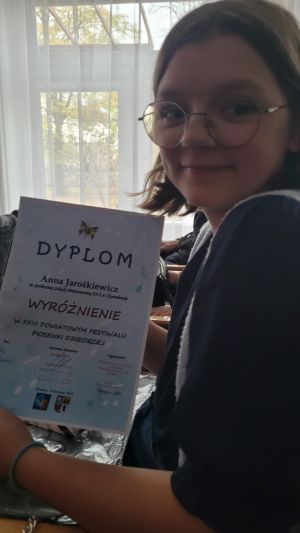 Uczennica z dyplomem