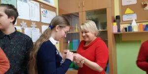 Dzieci składające sobie życzenia