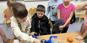 Dzieci dokonujące pomiarów na wadze