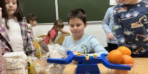 Dzieci dokonujące pomiarów na wadze