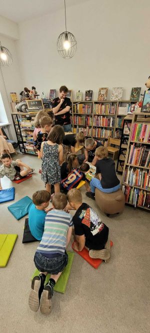 Dzieci słuchające prelekcji w bibliotece