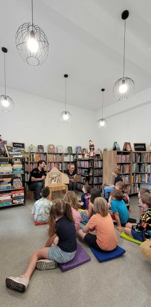 Dzieci słuchające prelekcji w bibliotece