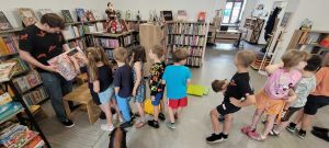 Dzieci słuchające prelekcji w bibliotece