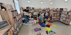 Dzieci słuchające prelekcji w bibliotece