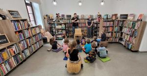Dzieci słuchające prelekcji w bibliotece