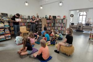 Dzieci słuchające prelekcji w bibliotece