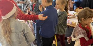 Dzieci składające sobie życzenia