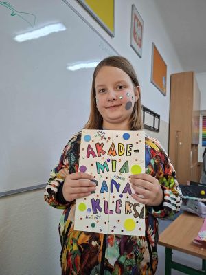 Uczniowie prezentujący swoje prace plastyczne