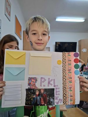 Uczniowie prezentujący swoje prace plastyczne