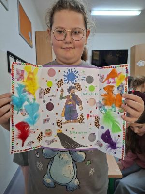 Uczniowie prezentujący swoje prace plastyczne