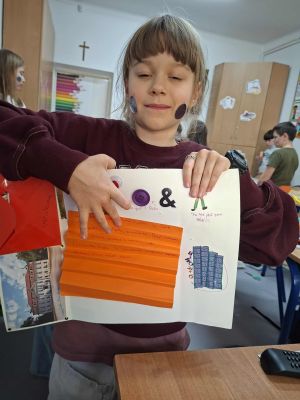 Uczniowie prezentujący swoje prace plastyczne