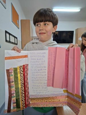 Uczniowie prezentujący swoje prace plastyczne