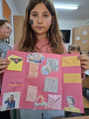 Uczniowie prezentujący swoje prace plastyczne