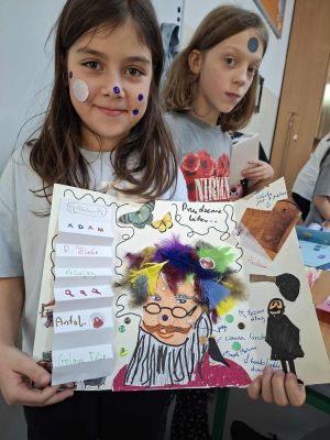 Uczniowie prezentujący swoje prace plastyczne