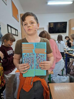 Uczniowie prezentujący swoje prace plastyczne