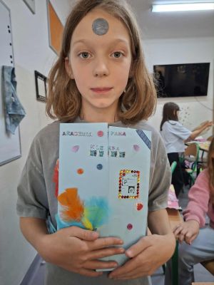 Uczniowie prezentujący swoje prace plastyczne