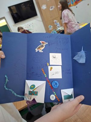 Uczniowie prezentujący swoje prace plastyczne