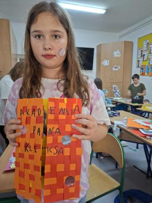 Uczniowie prezentujący swoje prace plastyczne