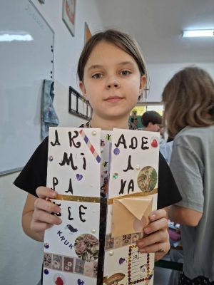 Uczniowie prezentujący swoje prace plastyczne