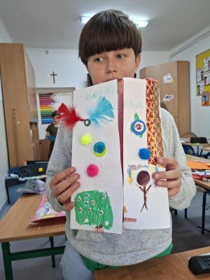 Uczniowie prezentujący swoje prace plastyczne