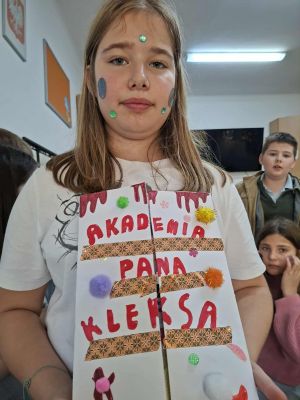 Uczniowie prezentujący swoje prace plastyczne