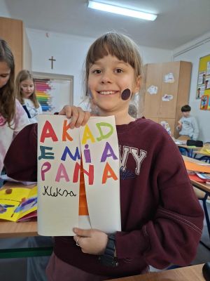 Uczniowie prezentujący swoje prace plastyczne