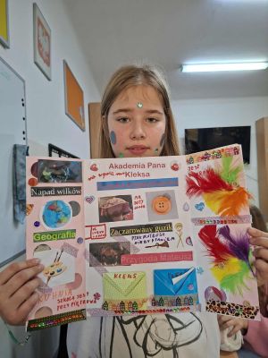 Uczniowie prezentujący swoje prace plastyczne