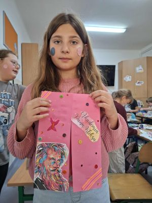 Uczniowie prezentujący swoje prace plastyczne