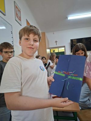 Uczniowie prezentujący swoje prace plastyczne