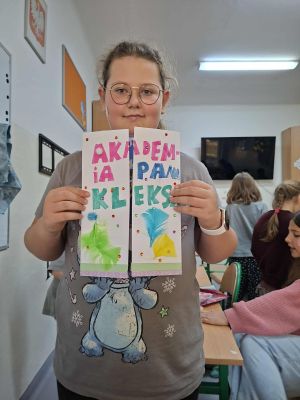 Uczniowie prezentujący swoje prace plastyczne