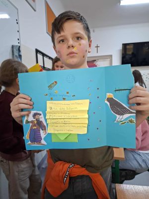 Uczniowie prezentujący swoje prace plastyczne