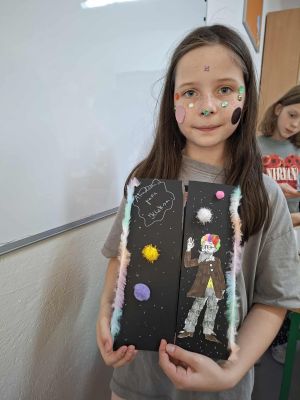 Uczniowie prezentujący swoje prace plastyczne