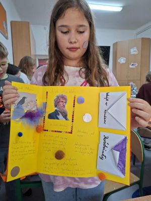 Uczniowie prezentujący swoje prace plastyczne