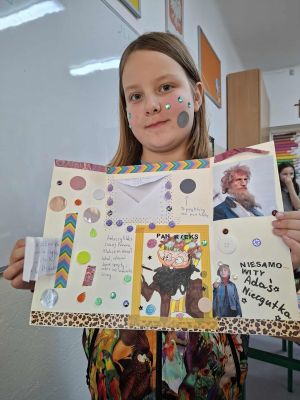 Uczniowie prezentujący swoje prace plastyczne